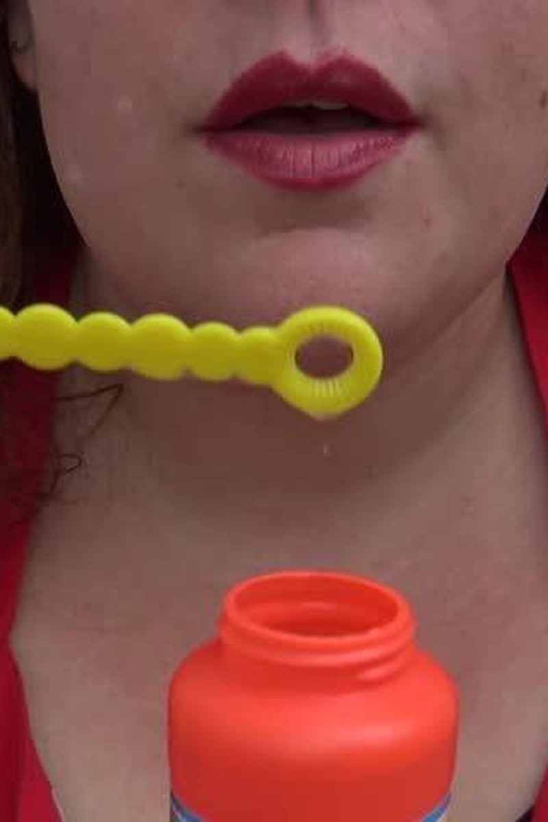 Blowing Bubbles - Screenshot 1 of 4 - Outdoors
