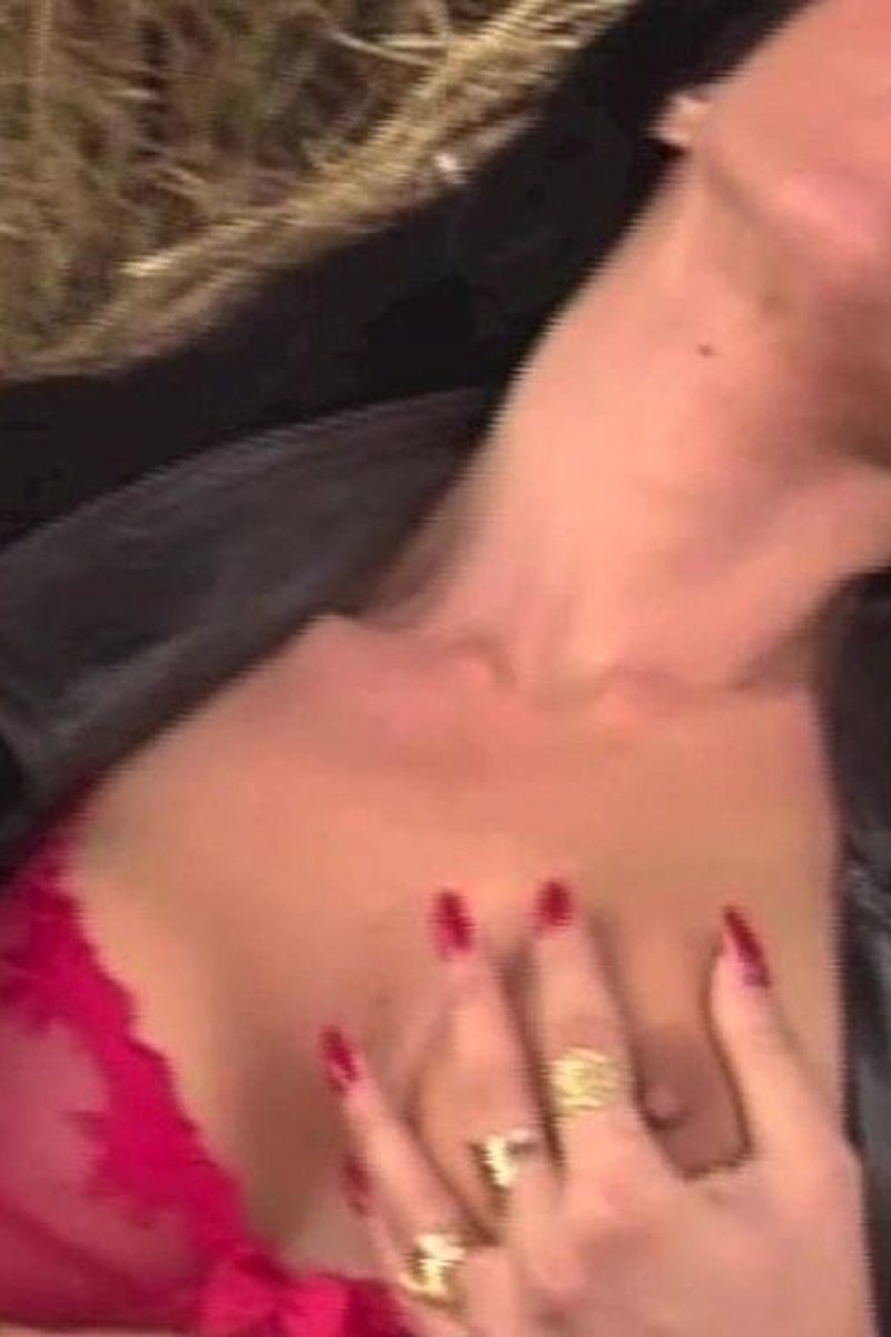 TP-italianclassicsandco-this-italian-milf-loves-to-masturbate-and-piss-on-the-farm