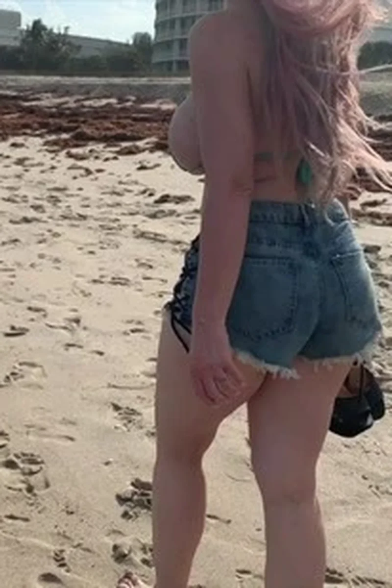 Beach Day - Screenshot 1 of 4 - Kelley Cabbana