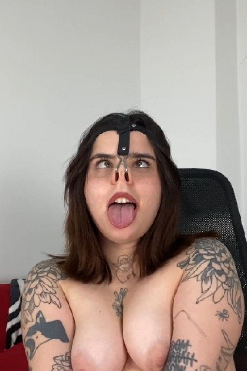 Nose Hook Posing - Screenshot 1 of 4 - Ahegao