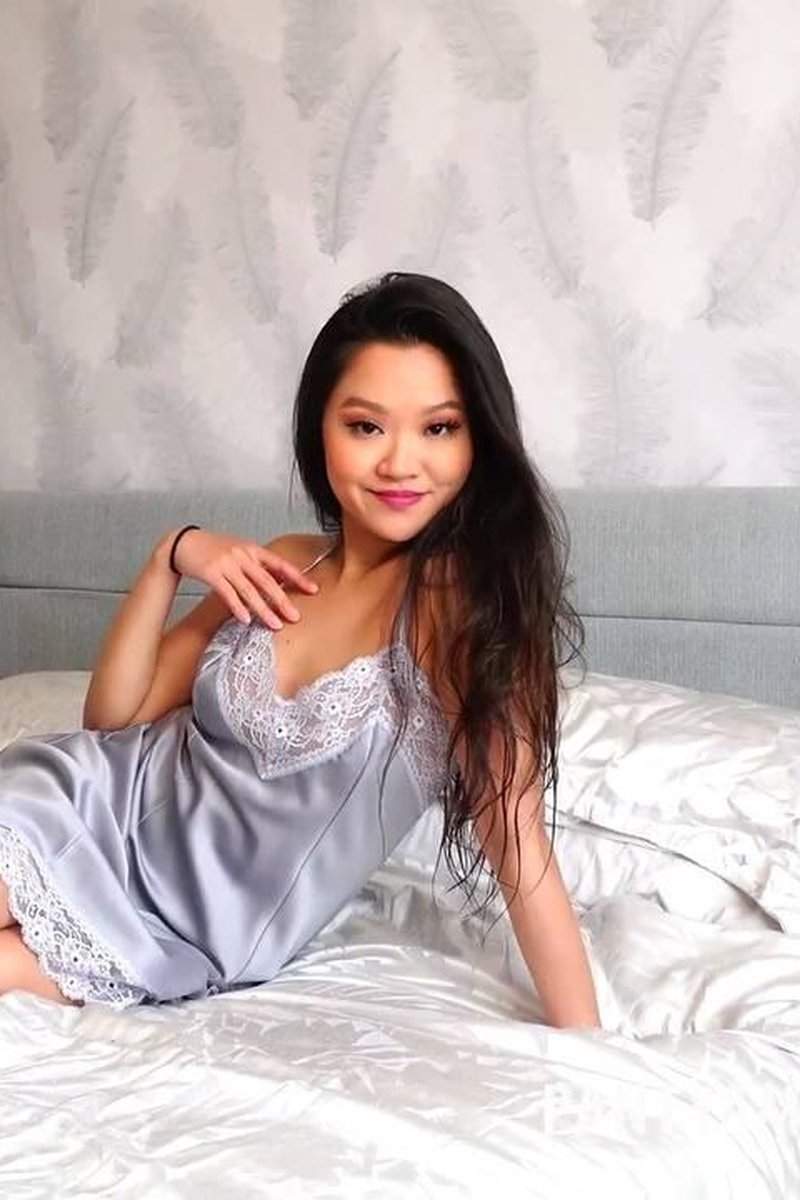 Louisa Lu - Screenshot 1 of 4 - Bare Legs