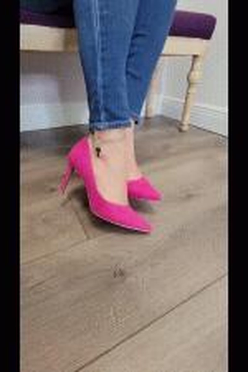 Chatty Shoe Dangle - Screenshot 1 of 4 - Dangling