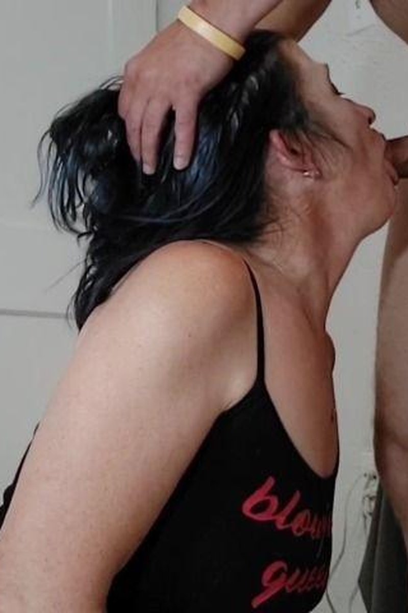 The Queen Returns - Screenshot 1 of 4 - Blowjob