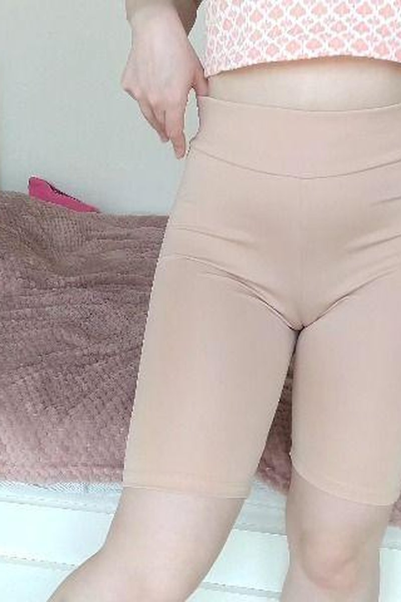 Camel Toe Teasing - Screenshot 1 of 4 - Camel Toe