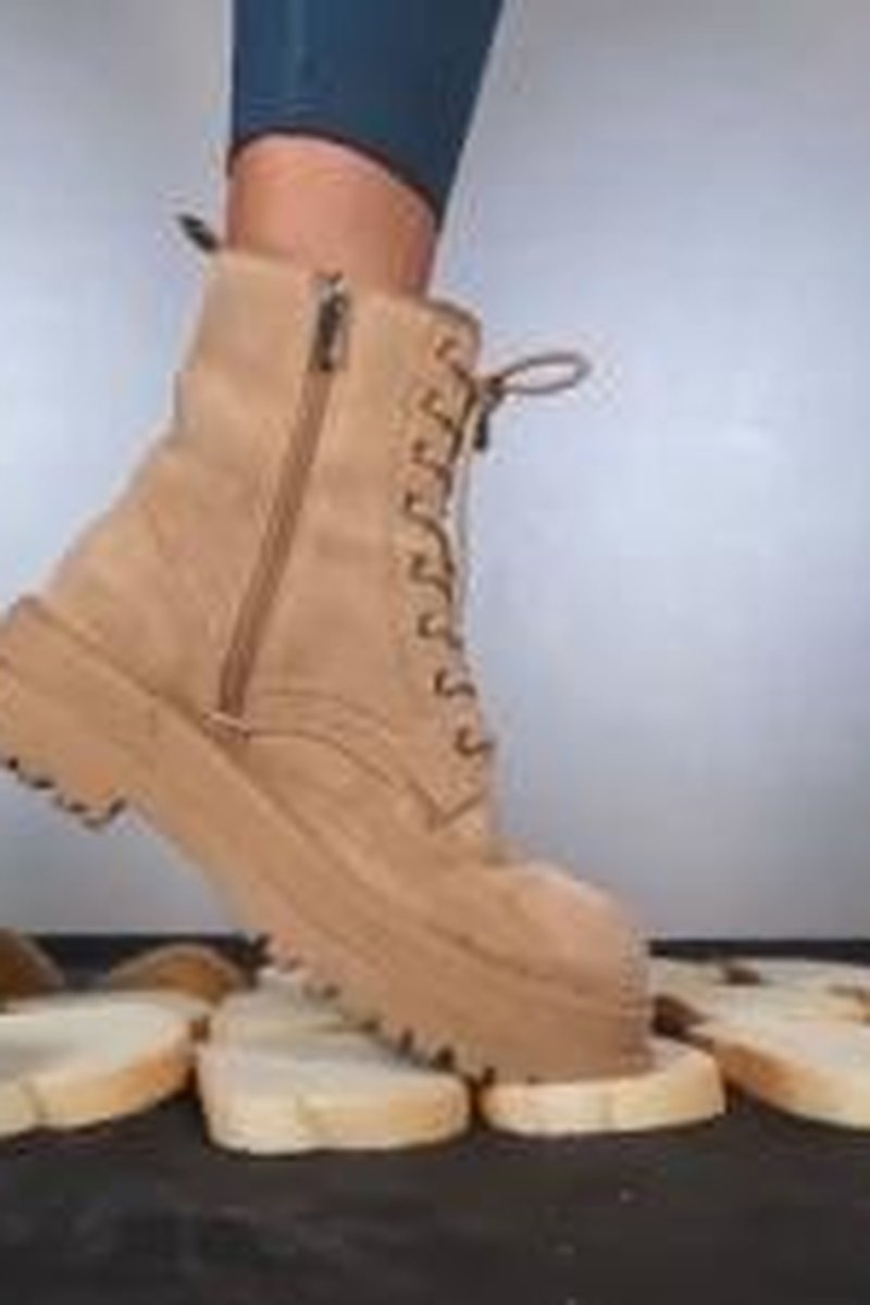Bread Squeeze Under Boots - Screenshot 1 of 4 - Boots