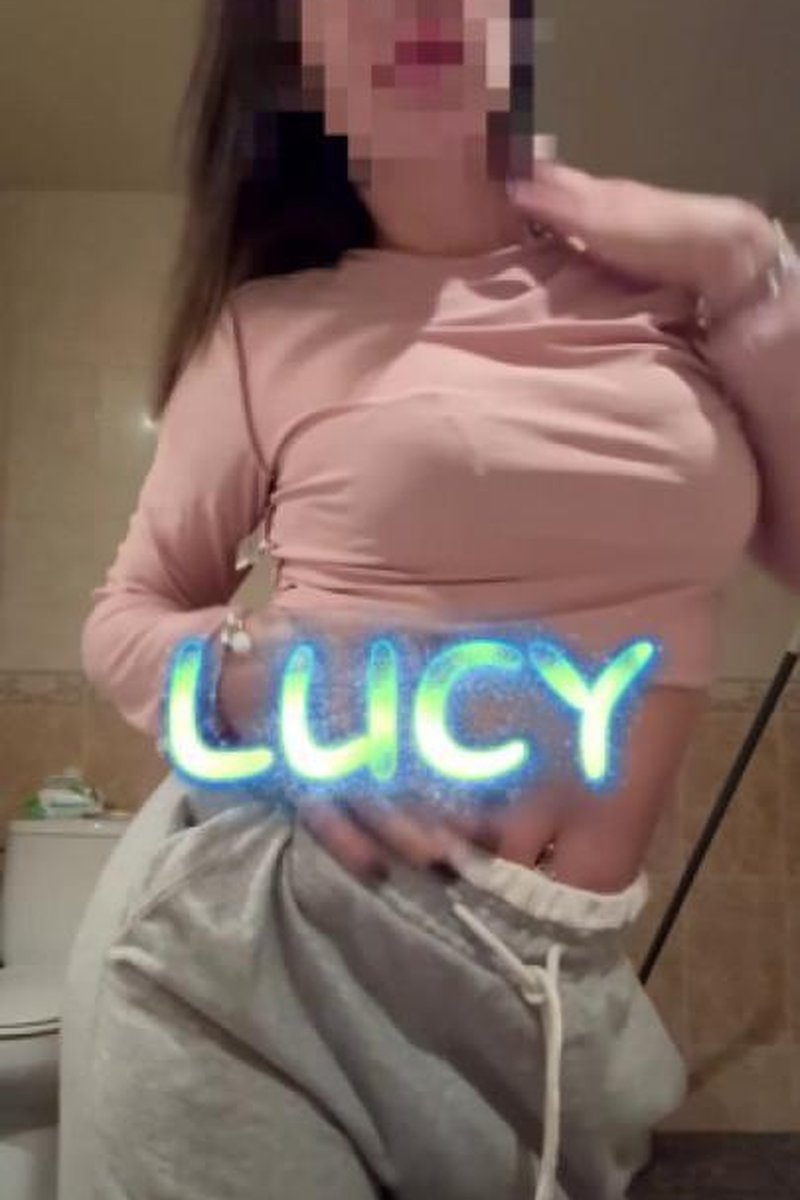 Lucy Striptease Amateur - Screenshot 1 of 4 - Amateur