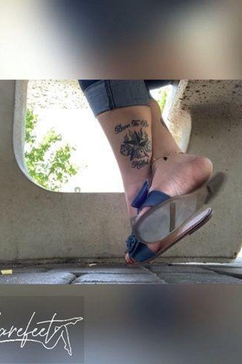 Public MILF - Screenshot 1 of 4 - Foot Fetish