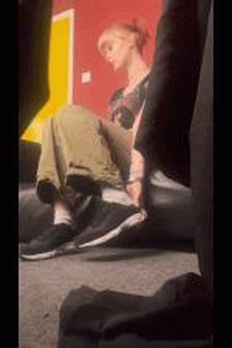 Hidden Camera Changing Room - Screenshot 1 of 4 - Gloves