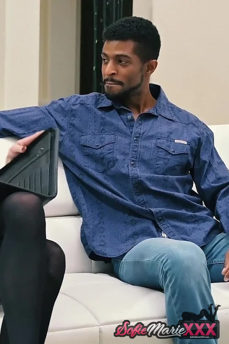 Reverse Casting Couch Feat. Bobby Grey - Screenshot 1 of 4 - Amateur