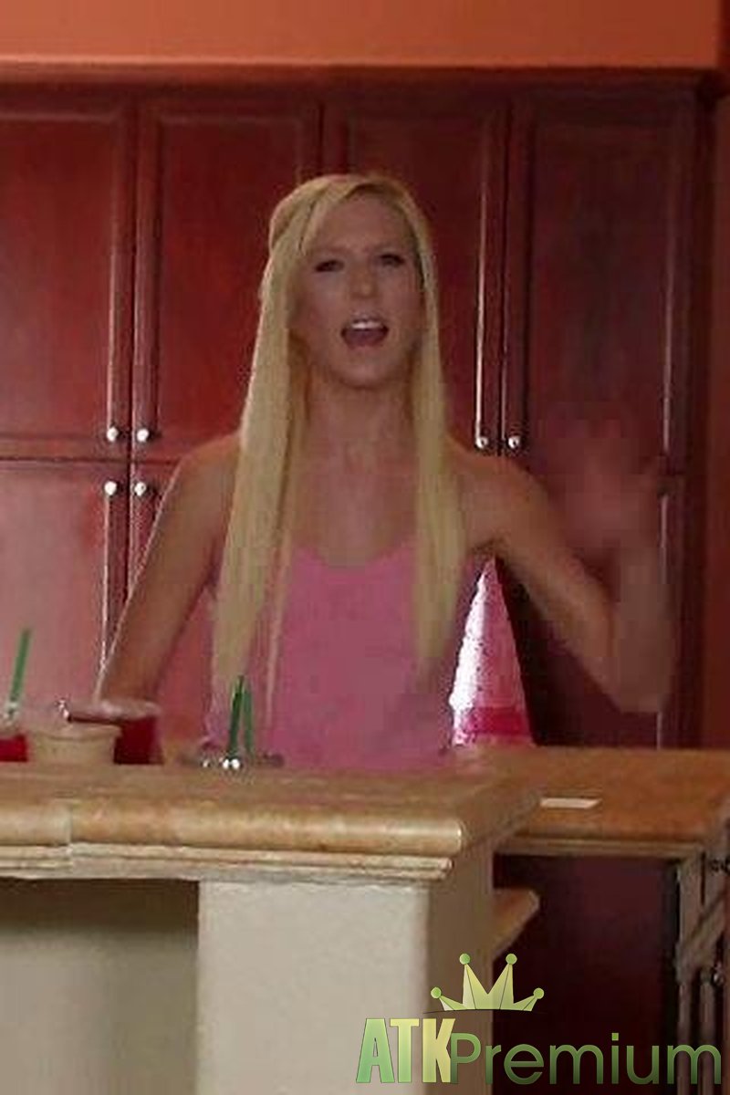 Maia Davis - Interview - Screenshot 1 of 4 - Blond Hair