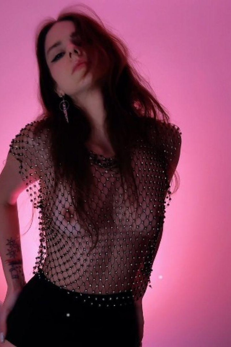 Sensual Undressing - Screenshot 1 of 4 - Babes