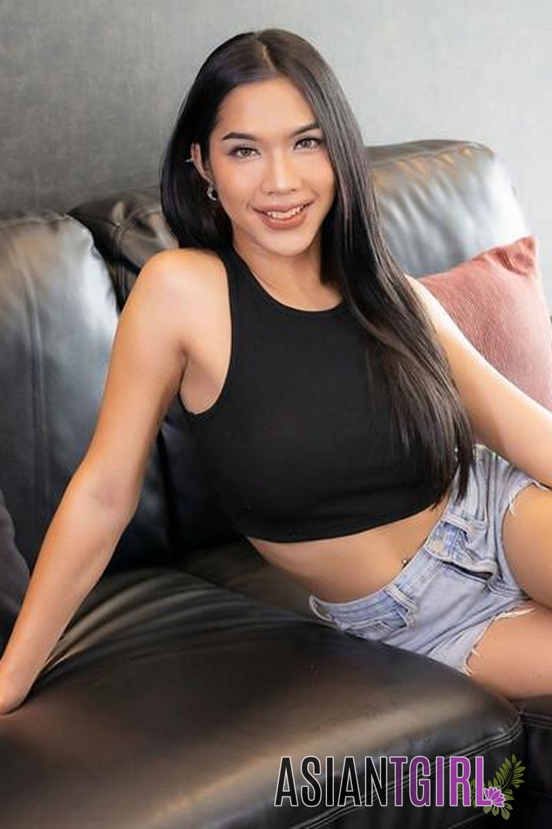 Alluring Meena - Screenshot 1 of 4 - Asian
