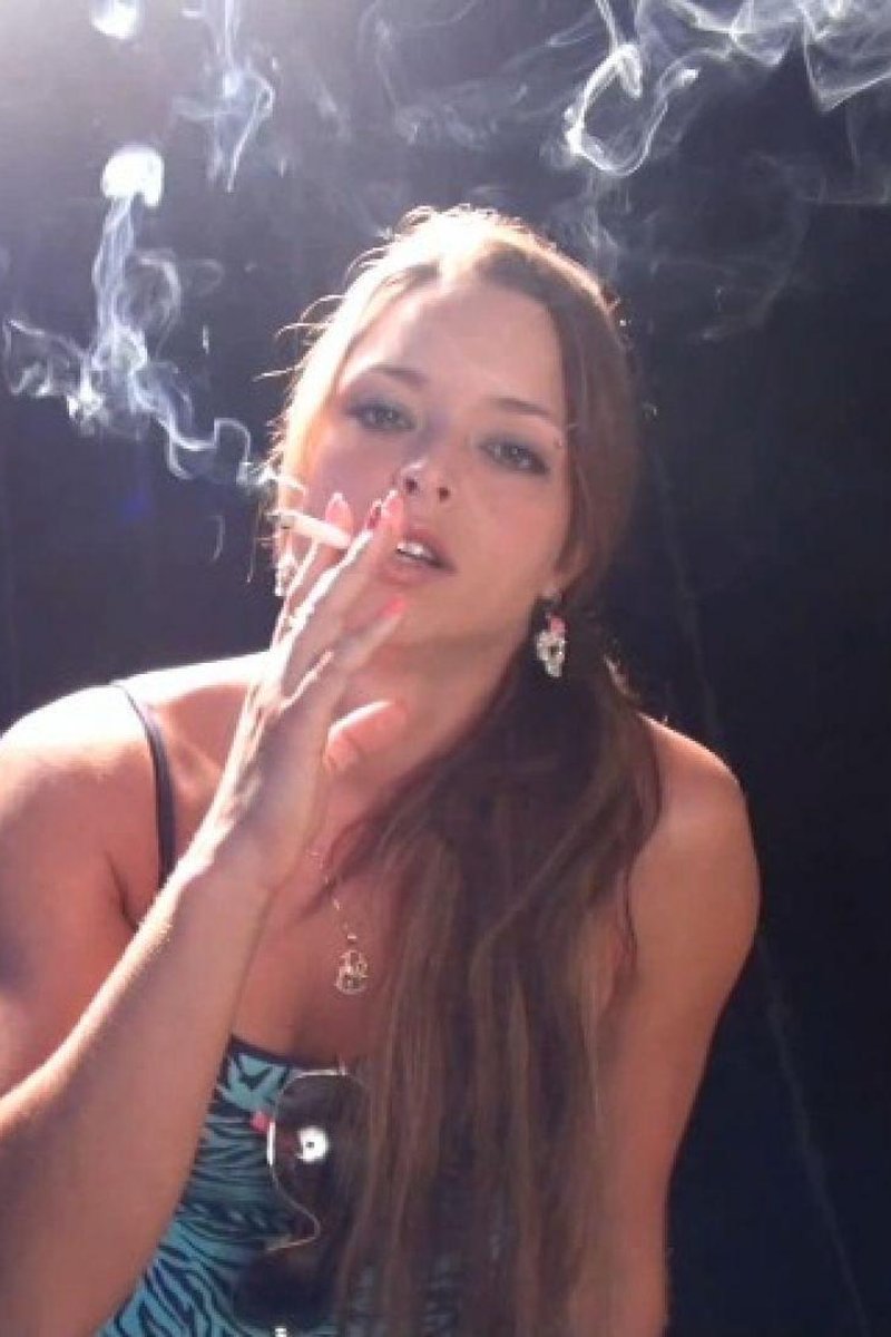 Sun-Shine One Top Smoking Model - Screenshot 1 of 4 - Brown Hair