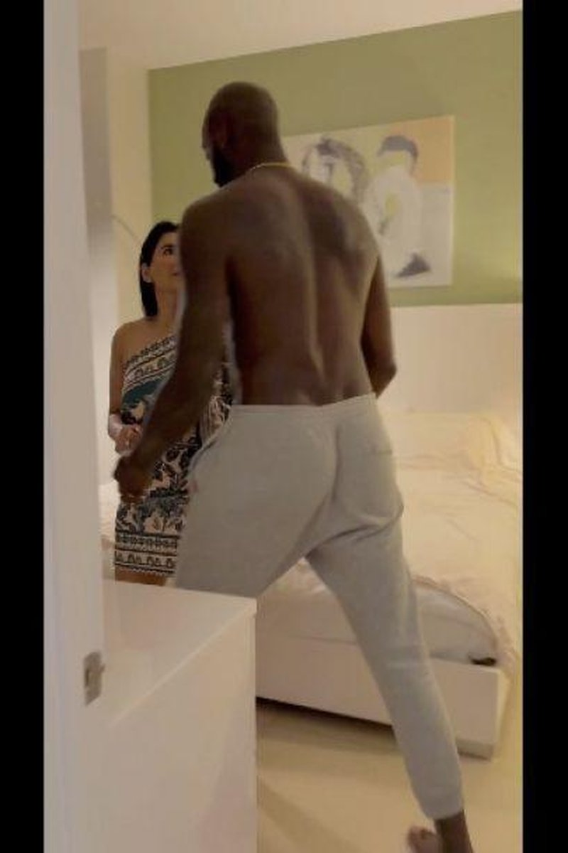 Sofa Loving - Screenshot 1 of 4 - BBC