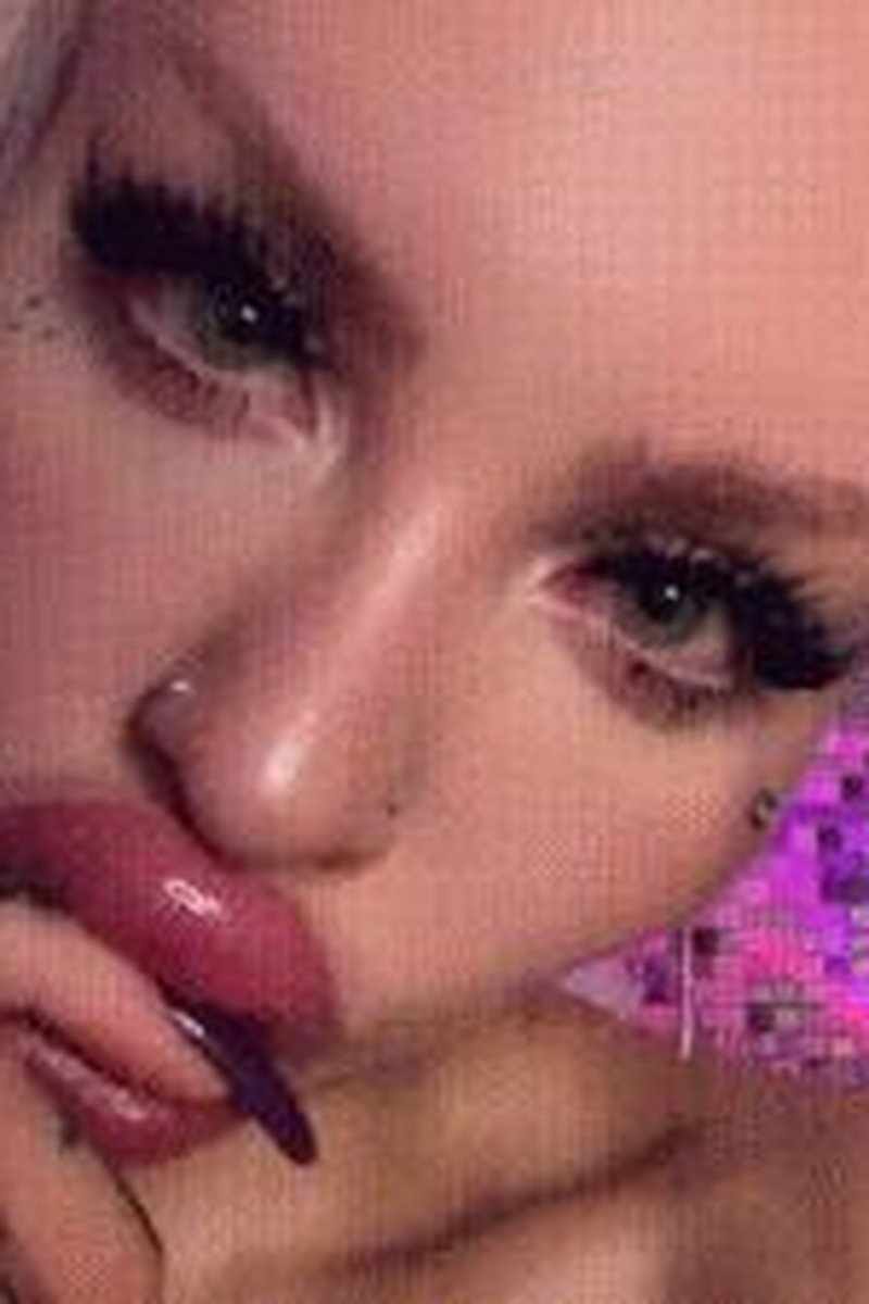 Closeup Bimbo Face Lips And Suck - Screenshot 1 of 4 - Bimbo