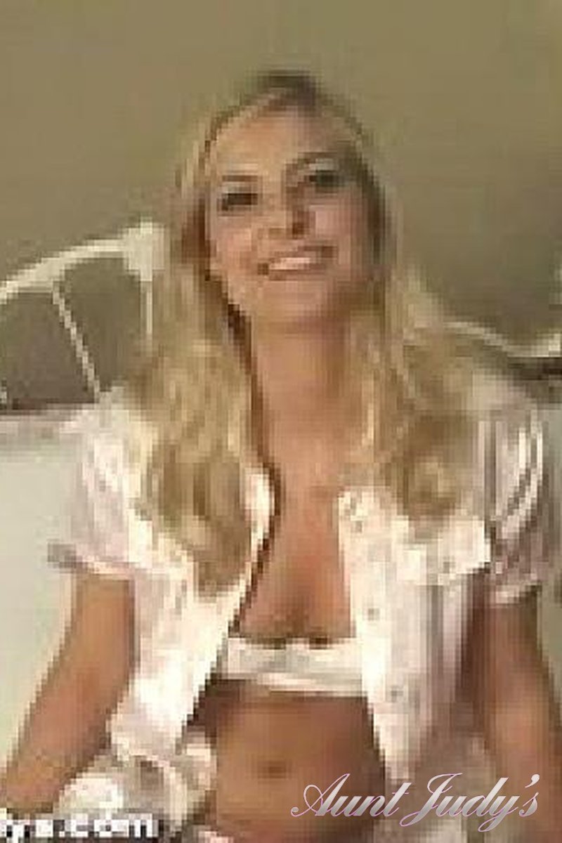 8 Clips - Screenshot 1 of 4 - MILF (30+)