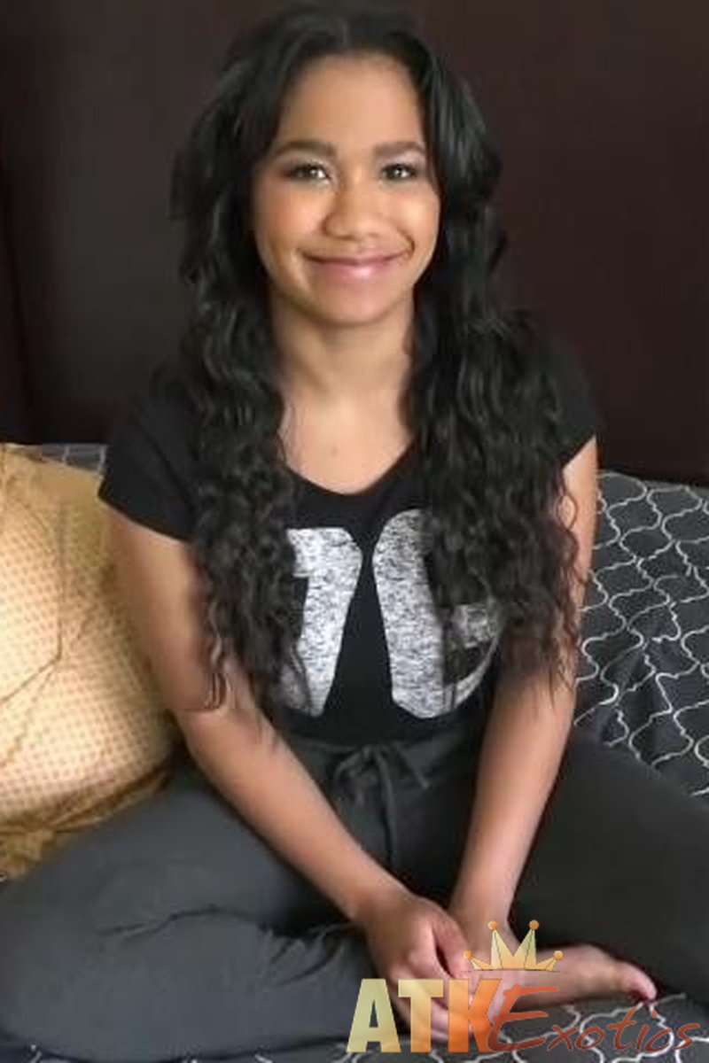 Loni Legend - Interview - Screenshot 1 of 4 - Black