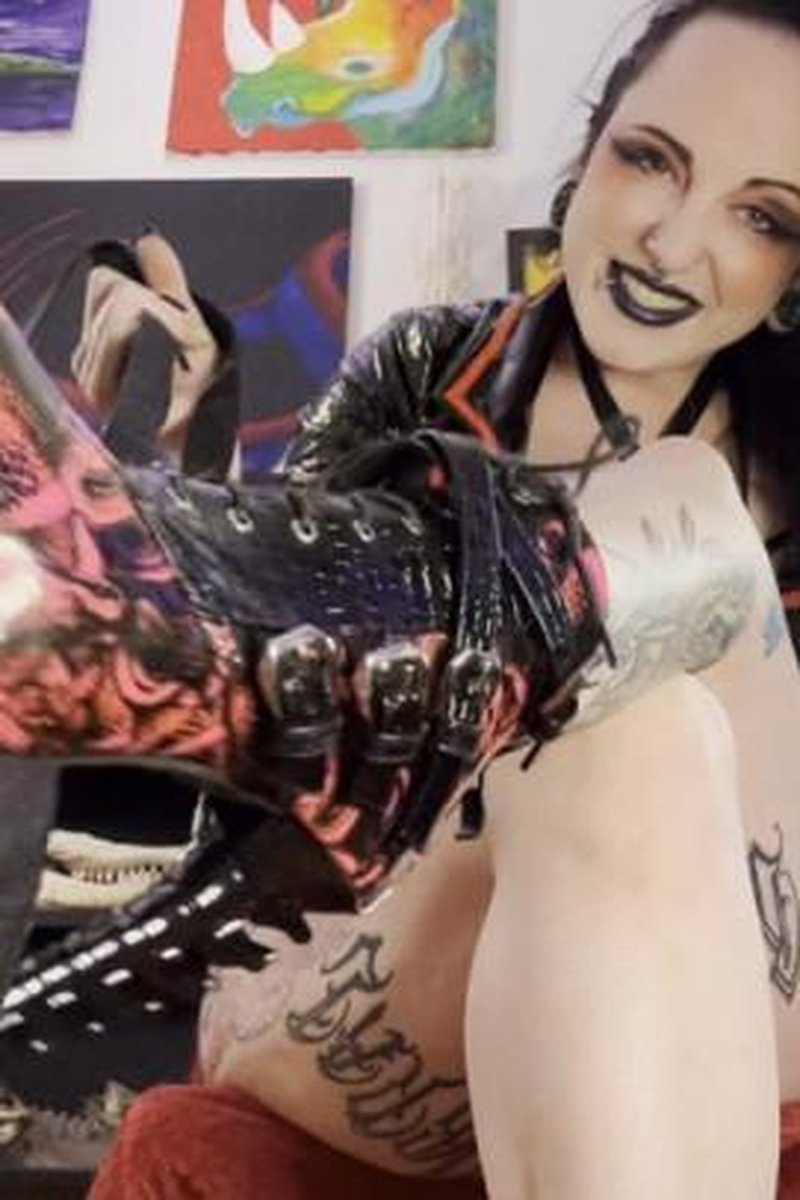 Foot Slave Training - Screenshot 1 of 4 - Boots