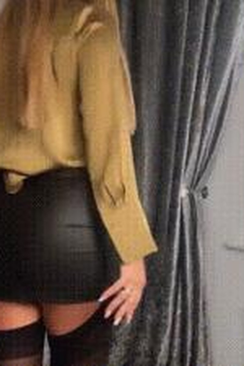Natalia Helps You In The Changing Rooms - Screenshot 1 of 4 - Ass Fetish