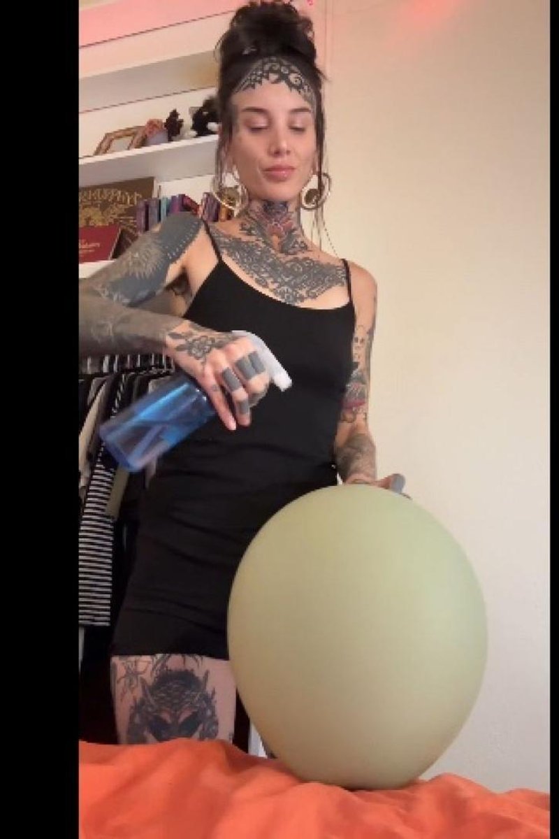 Cleaning Balloons - Screenshot 1 of 4 - Babes