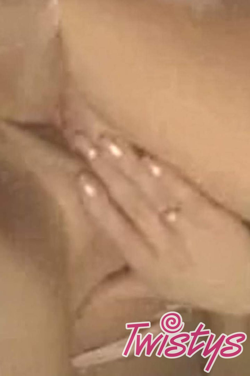 Busty Bartender - Screenshot 1 of 4 - Blond Hair