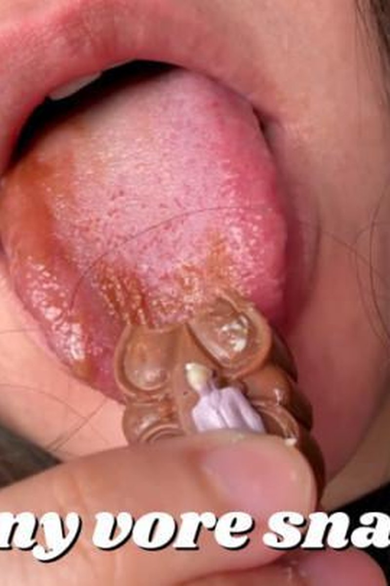Tiny Vore Snack - Screenshot 1 of 4 - Eatingfetish