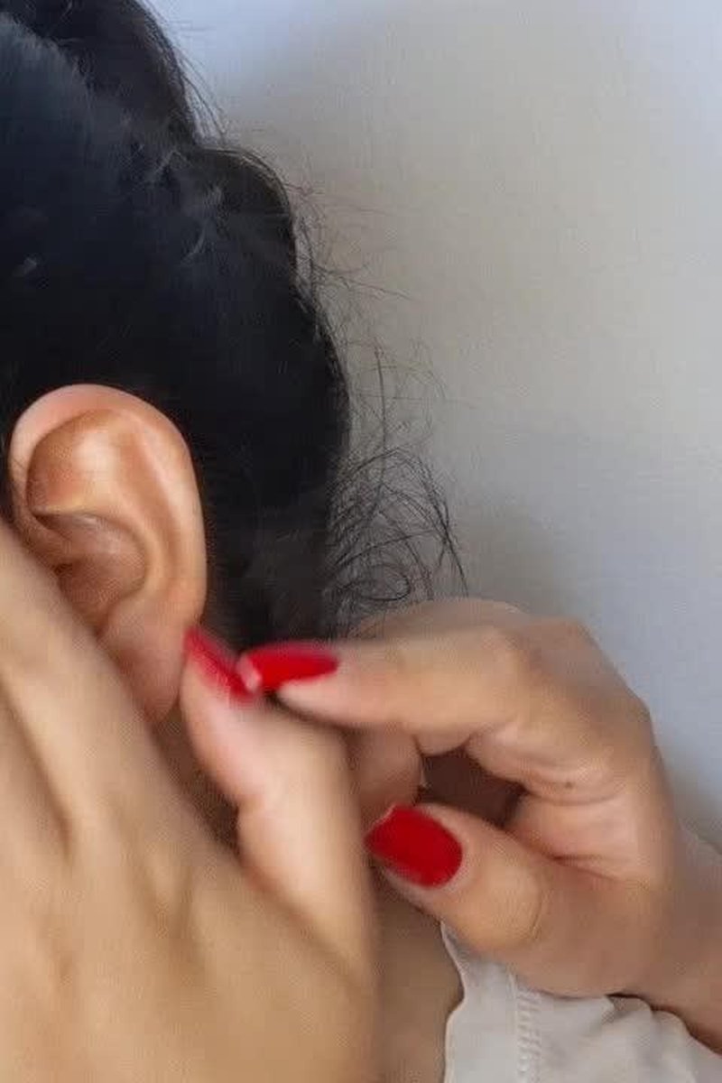 Ear Stretching Game - Screenshot 1 of 4 - Ear Cleaning