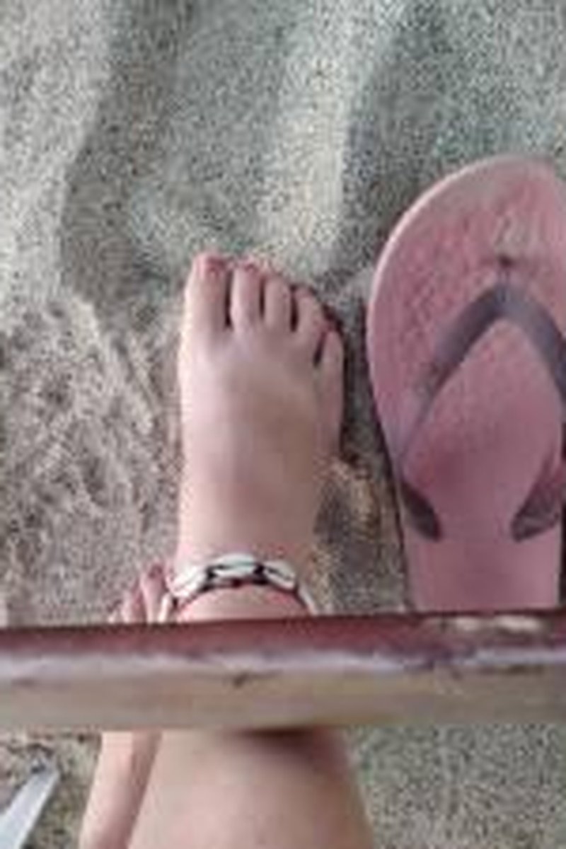 Sandy Feet - Screenshot 1 of 4 - Foot Fetish