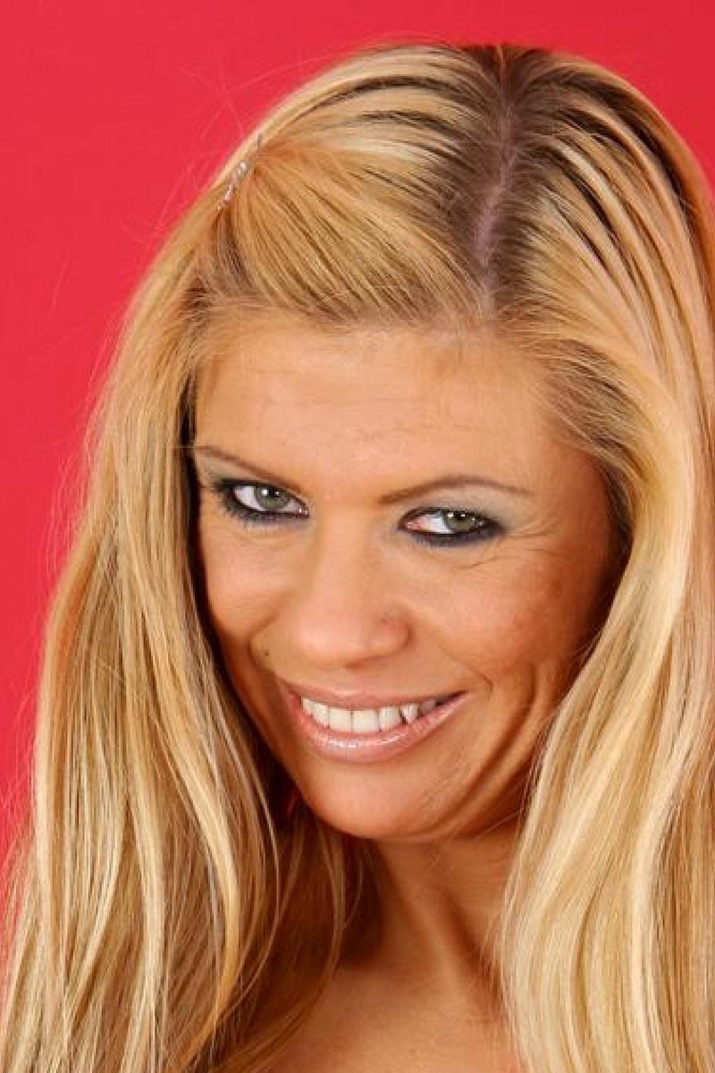 Adele 06 - Screenshot 1 of 4 - Blond Hair