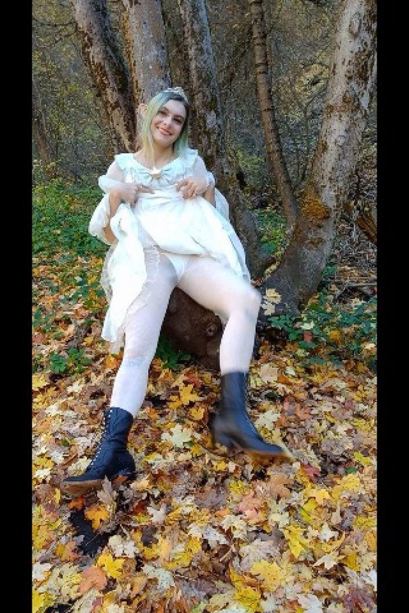 Sitting And Posing - Screenshot 1 of 4 - Babes