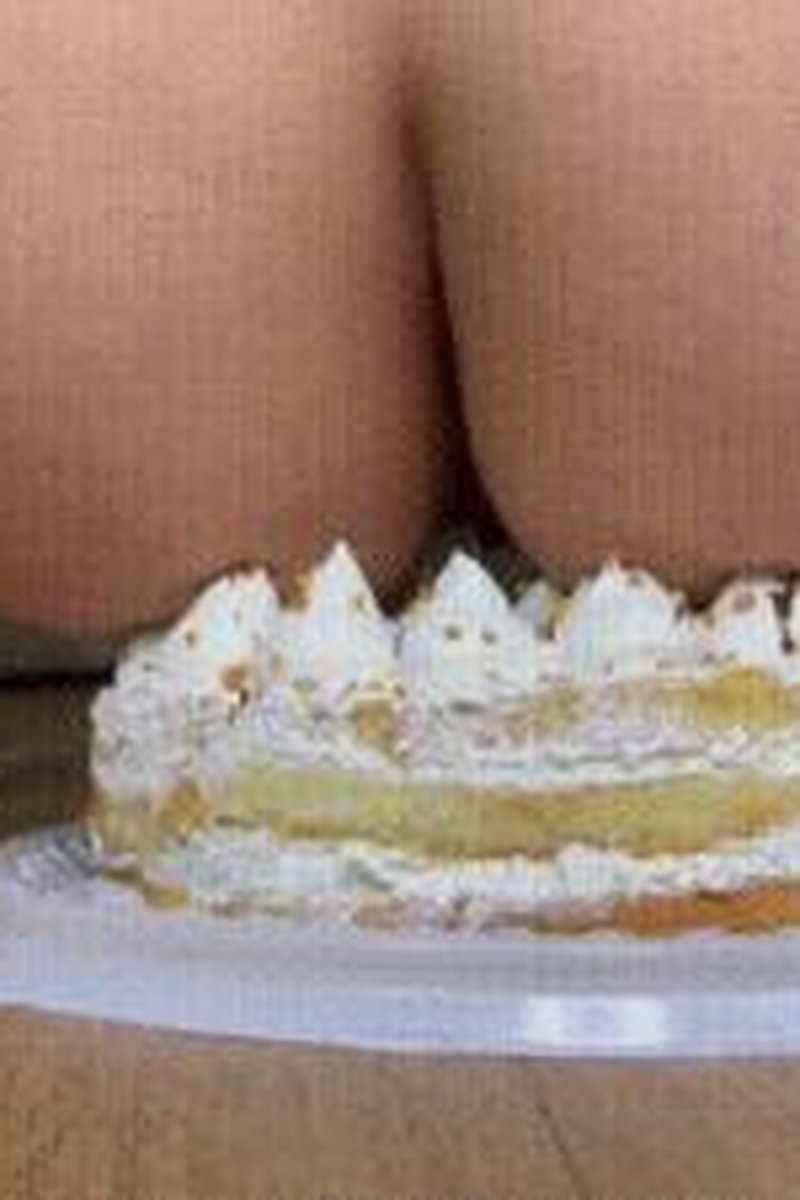 Cake Sitting - Screenshot 1 of 4 - Ass Fetish