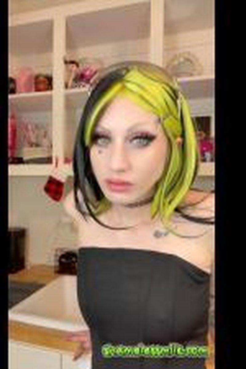 E-Girl Bubblegum Chewing Blowing Popping - Screenshot 1 of 4 - Bubble Gum