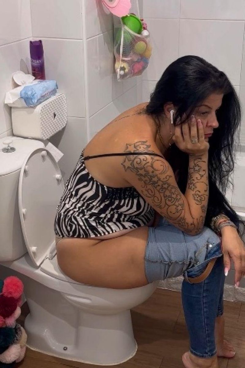 Buttcrack And Pee - Screenshot 1 of 4 - Ass Worship