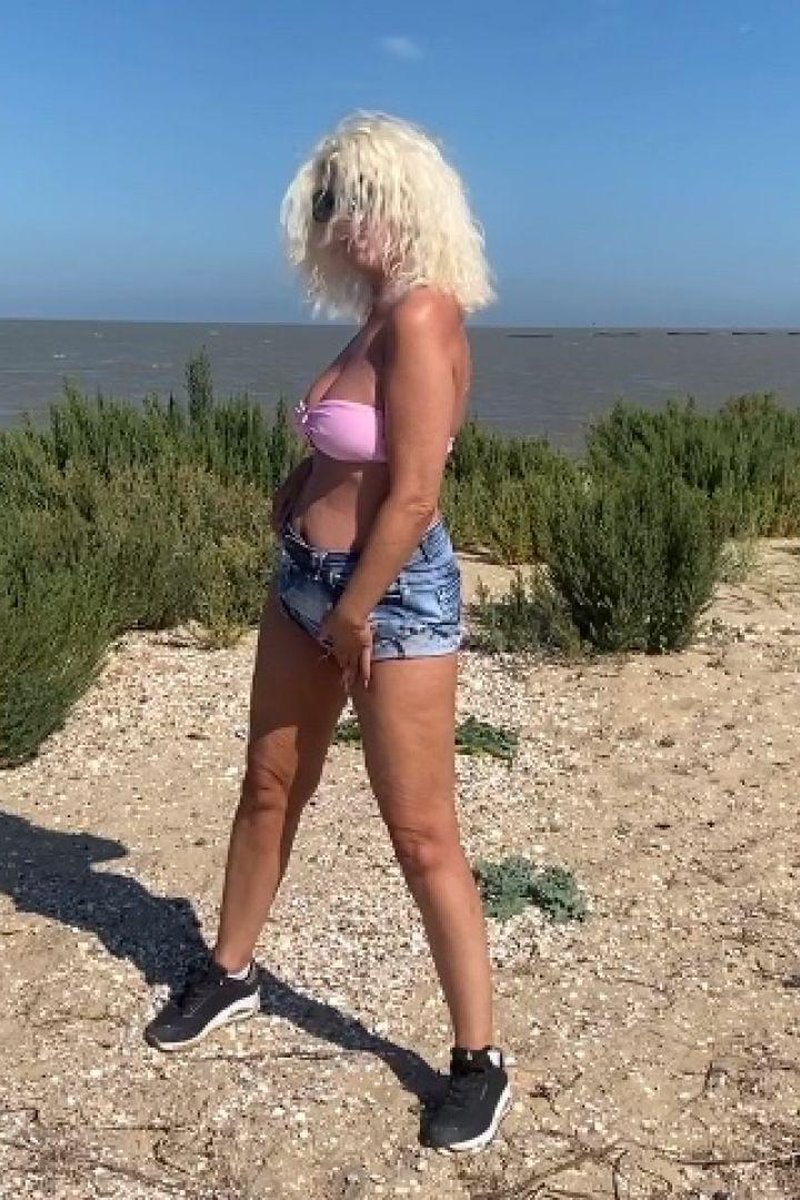 TP-manyvidspussygalorious-being-very-risky-on-a-beach-showing-my-tanned-body