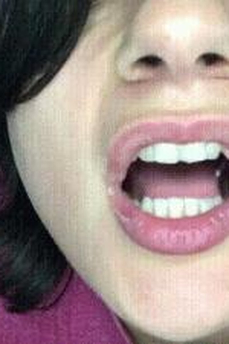 Uvula Fetish With Replay And Slow Motion - Screenshot 1 of 4 - Brown Hair