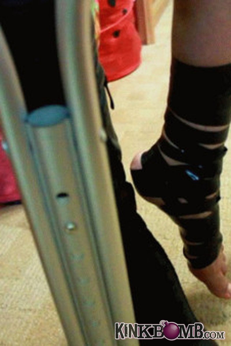 Fantastic Evelina: Whore with Crutches - Screenshot 1 of 4 - Casts