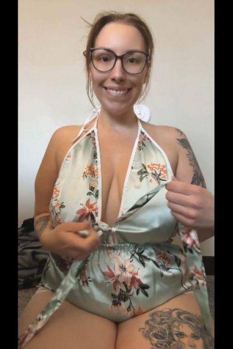 Silky Tease - Screenshot 1 of 4 - Babes