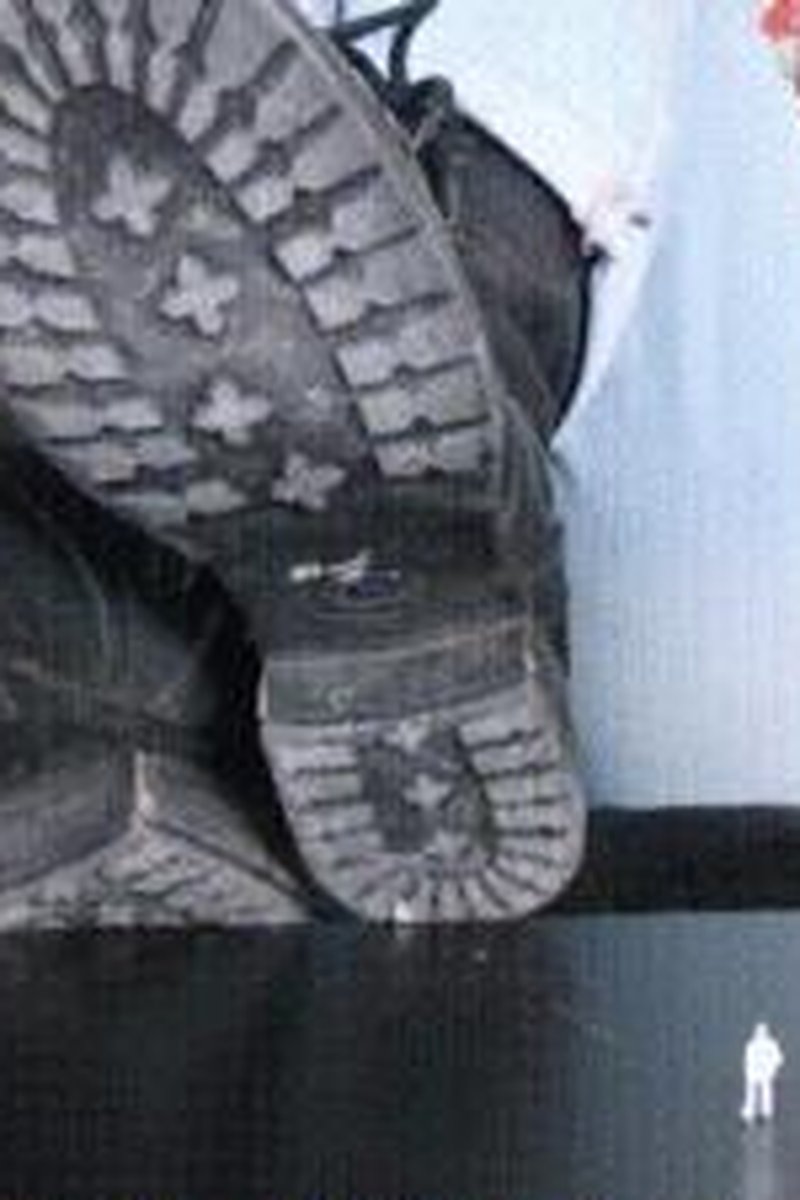 Tiny Boot Crush - Screenshot 1 of 4 - Boots