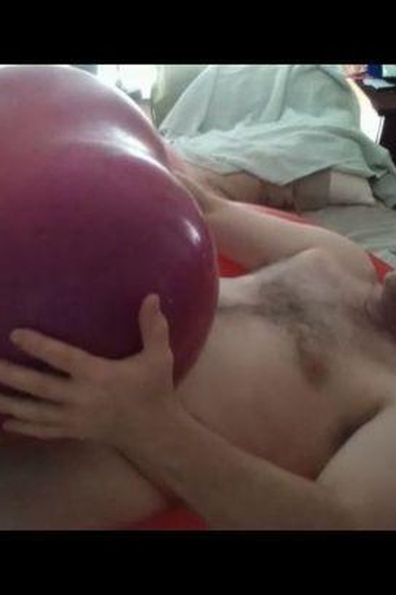Big Red Bed - Screenshot 1 of 4 - Balloon Fetish