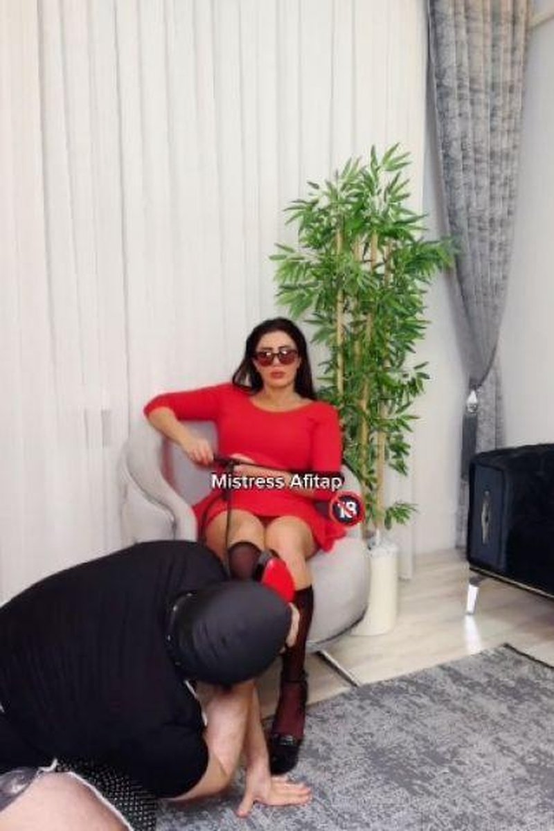 Queen In Red - Screenshot 1 of 4 - Femdom