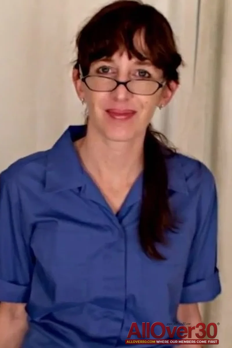 Jane: Interview - Screenshot 1 of 4 - Glasses