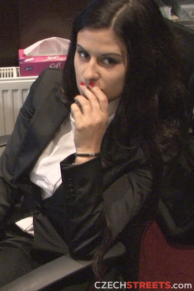 Hot Receptionist - Screenshot 1 of 4 - Blowjob
