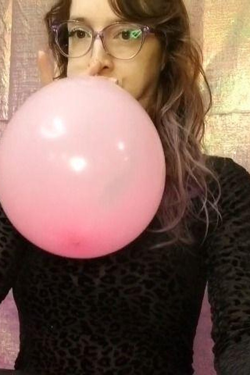 Balloon Blowing - Screenshot 1 of 4 - Balloon Fetish