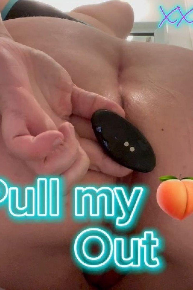 Pull Out My Big Butt Plug - Screenshot 1 of 4 - Anal