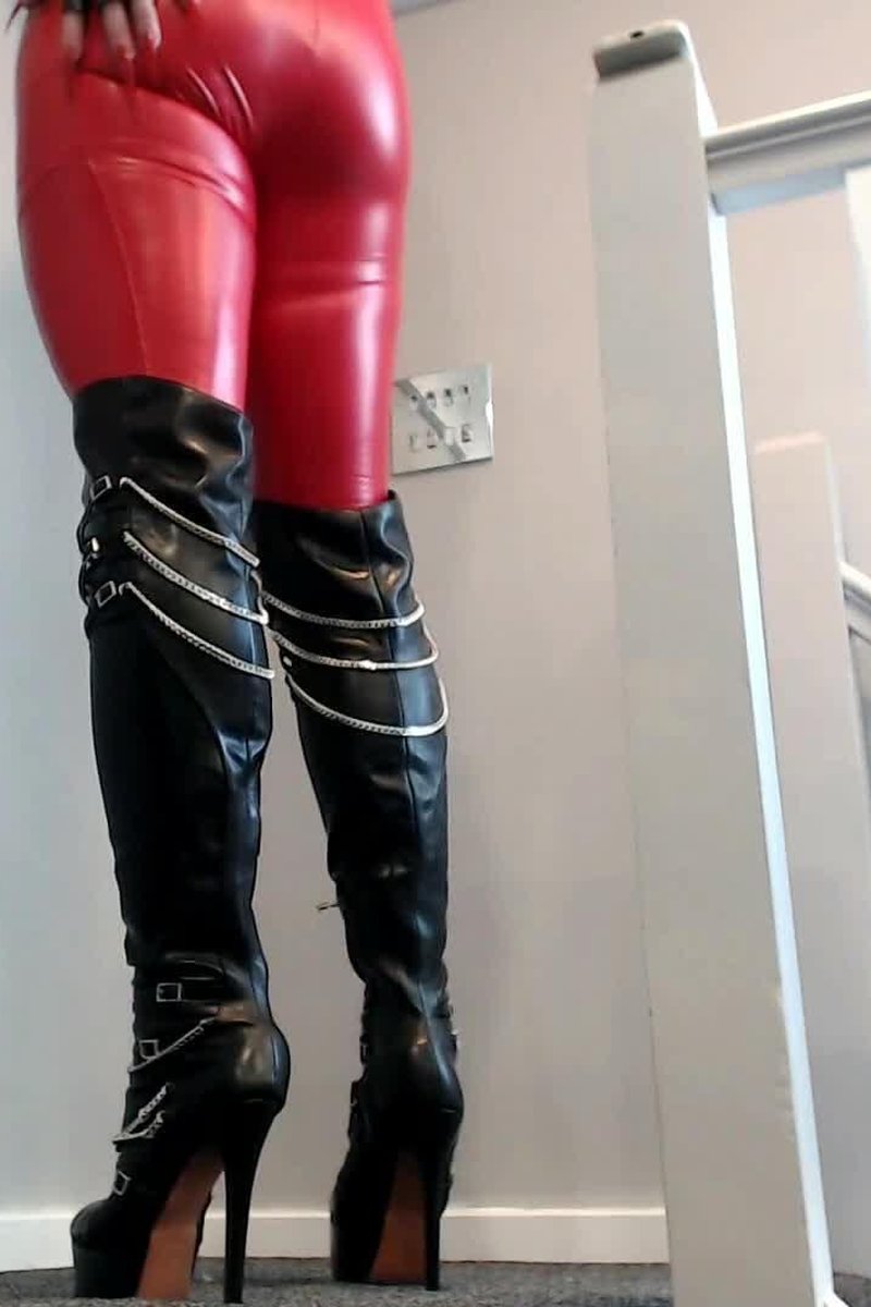New Slave - Screenshot 1 of 4 - Boots