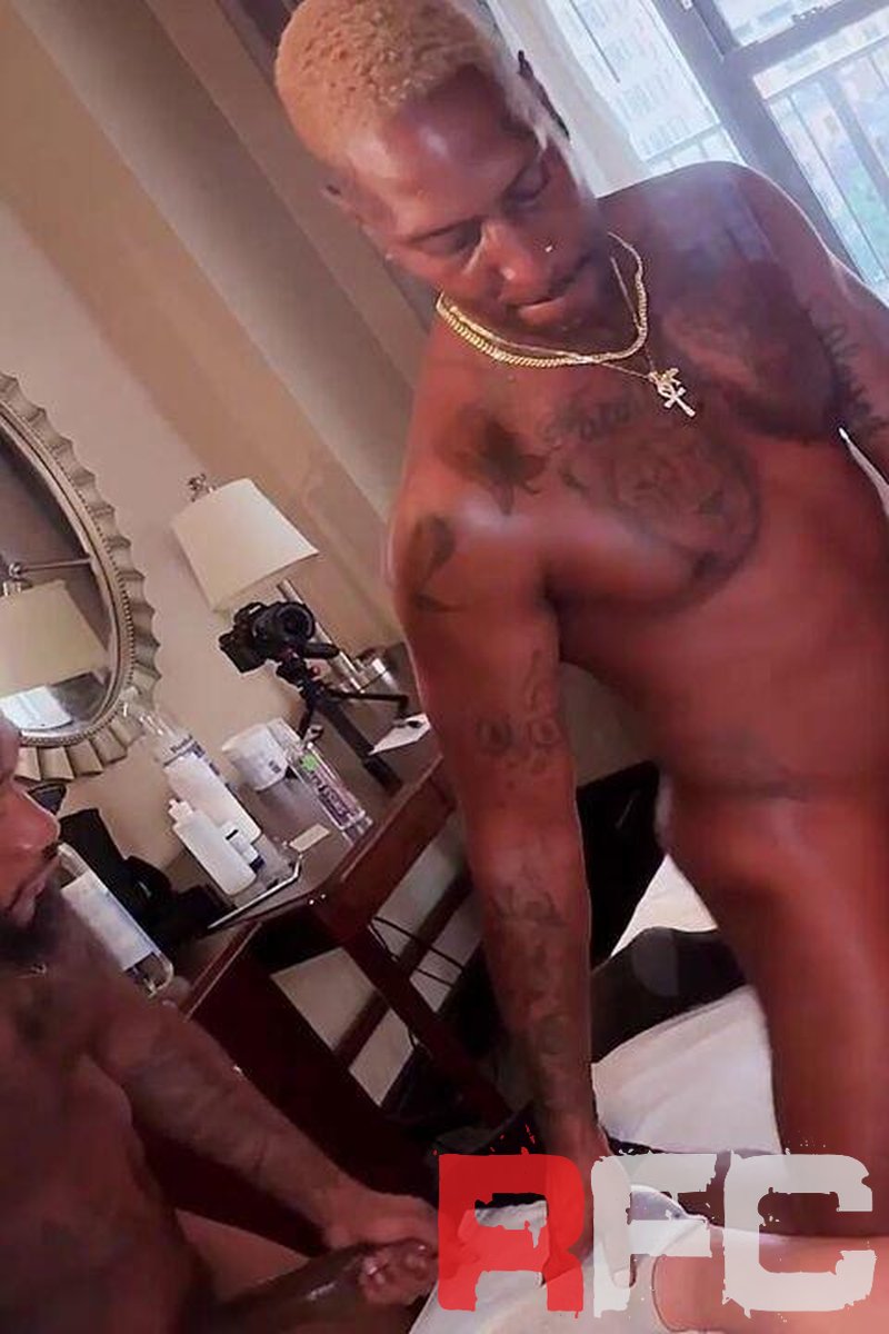 Room For Everyone - Screenshot 1 of 4 - Big Muscle Guys