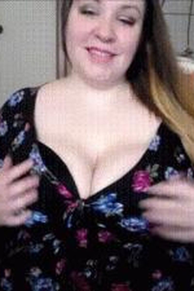 Mesmerizing Tits Control You - Screenshot 1 of 4 - BBW