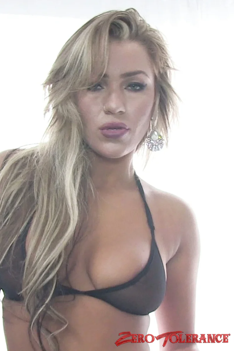 Cameron Dee Hot Wet Slut - Screenshot 1 of 4 - Blond Hair