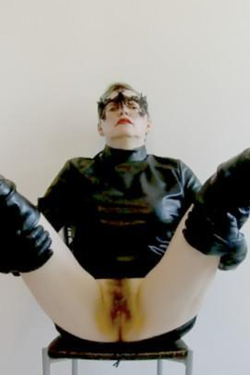 Leather Posing - Screenshot 1 of 4 - Babes