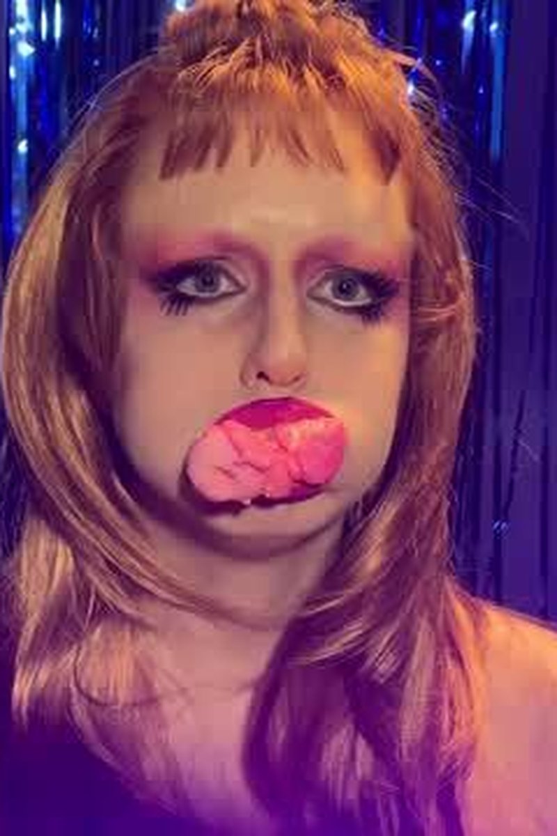 Peep Show - Screenshot 1 of 4 - Chewing Food